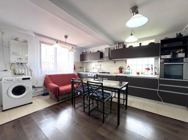 Casă cu 8 camere cu Teren 400 Mp în Central