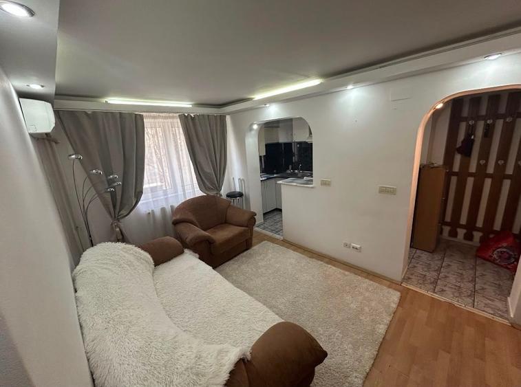 Apartament cu 3 camere semidecomandat în Podu Roș