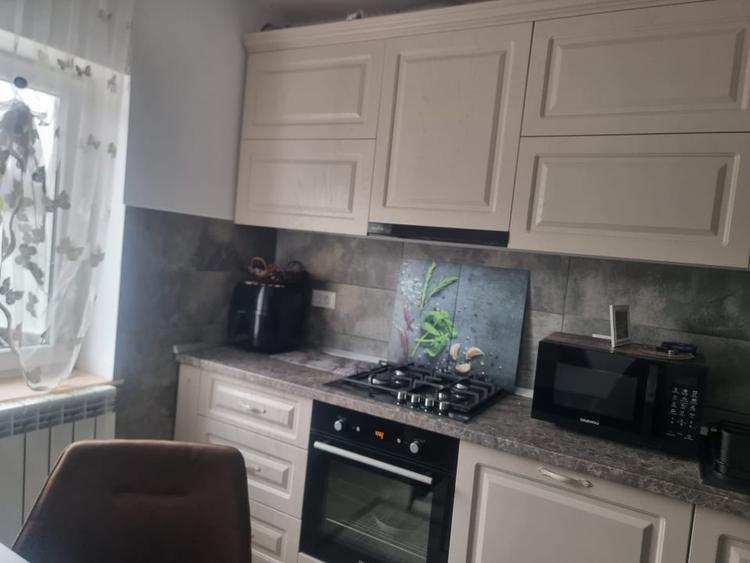 Apartament cu 3 camere decomandat, mobilat în Putna