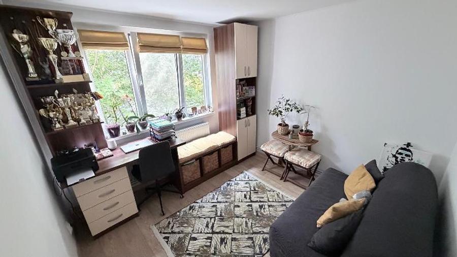 Apartament cu 4 camere decomandat în Drumul Taberei
