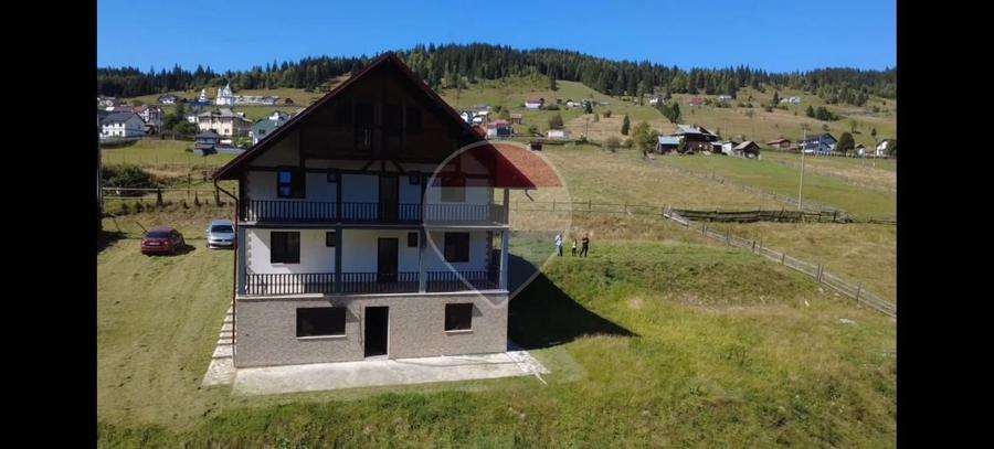 Casă individuală cu 18 camere cu Teren 3815 Mp în Mestecăniș