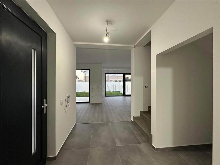Duplex cu 4 camere cu Canalizare în Moșnița Veche