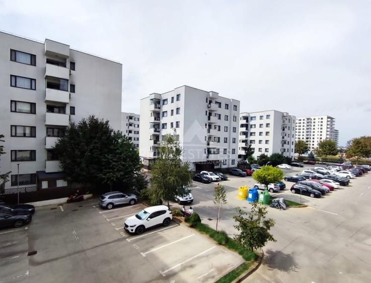 Apartament cu 3 camere semidecomandat, mobilat în Băneasa