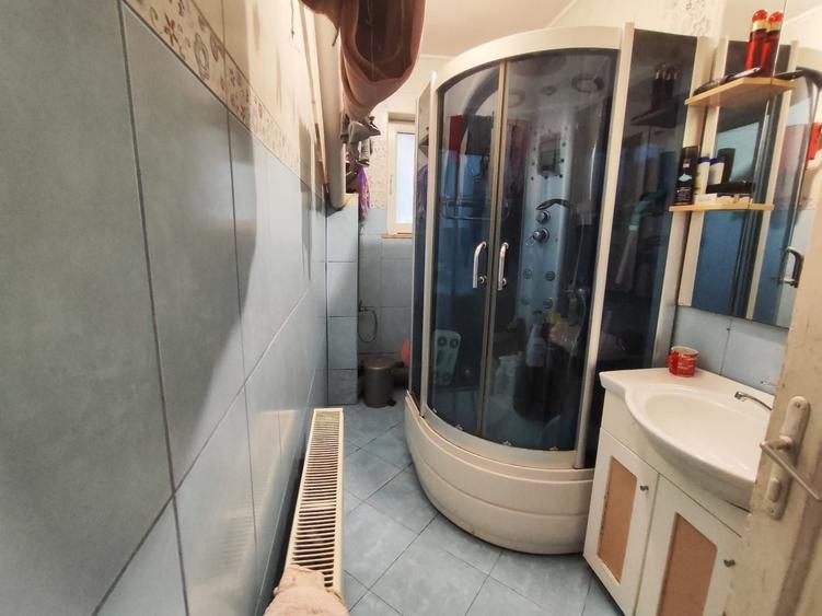 Apartament cu 3 camere decomandat, mobilat în Andronache