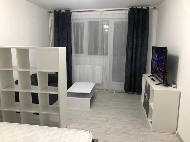Garsonieră decomandată în Titan