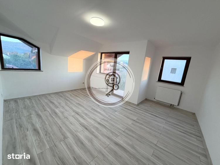 Casă cu 5 camere decomandat cu Teren 1400 Mp în Cristian