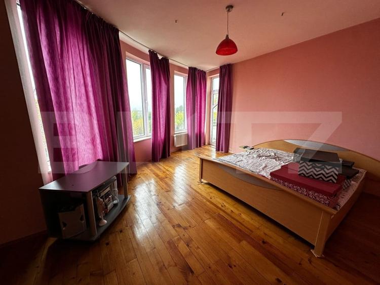 Casă individuală cu 8 camere cu Canalizare în Cetate