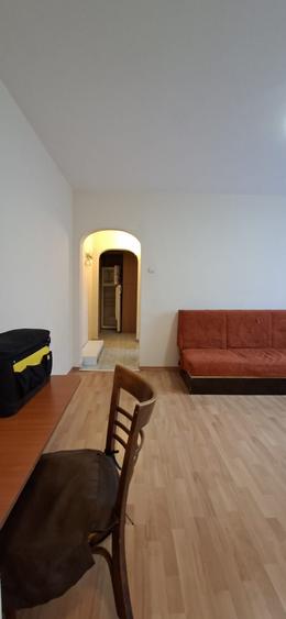 Apartament cu 3 camere semidecomandat în Drumul Taberei