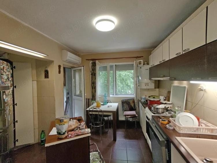 Apartament cu 3 camere semidecomandat în Micro 16