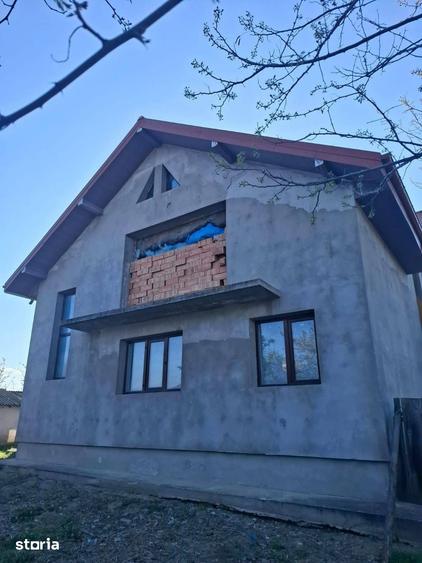 Casă cu 7 camere cu Teren 1118 Mp în Central