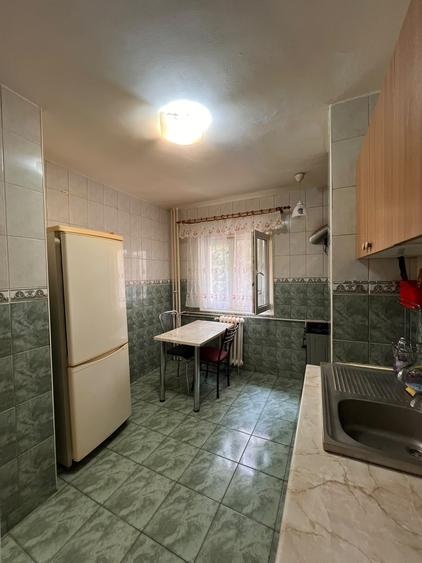 Apartament cu 3 camere decomandat în P-ța Victoriei