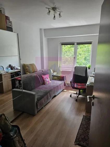Apartament cu 3 camere semidecomandat în Lacul Tei