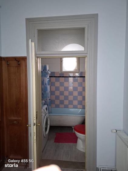 Apartament cu 3 camere semidecomandat în Schei