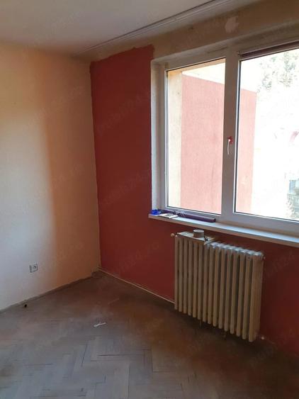 Apartament cu 4 camere semidecomandat în Mărăței