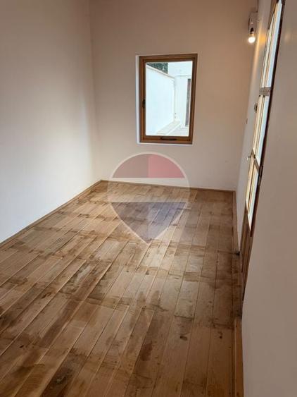 Casă individuală cu 6 camere cu Teren 1000 Mp în Central