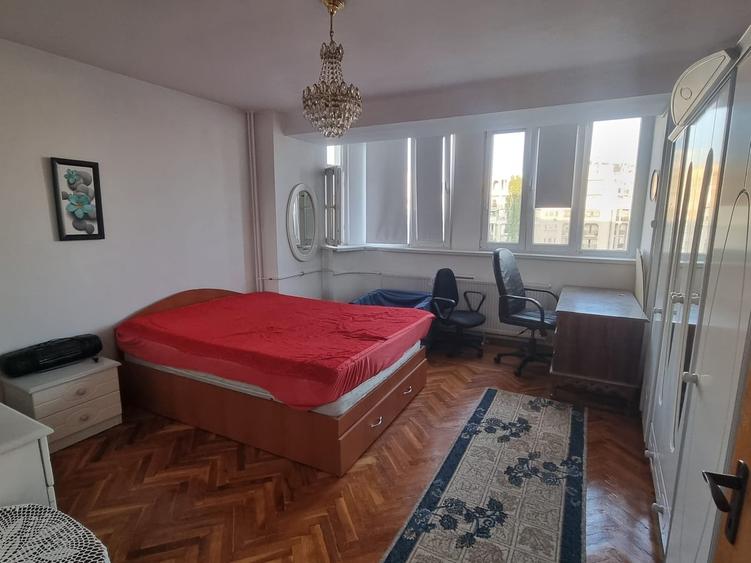 Apartament cu 3 camere decomandat în Libertății