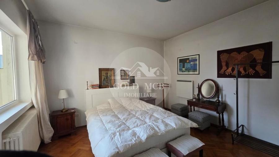 Apartament cu 3 camere circular în P-ța Universității