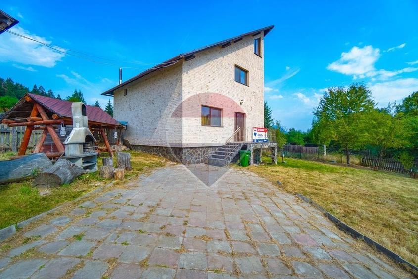 Casă individuală cu 5 camere cu Teren 696 Mp în Vulcan