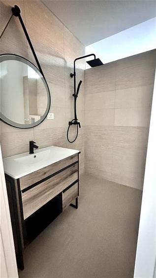 Apartament cu 3 camere decomandat în Tractorul