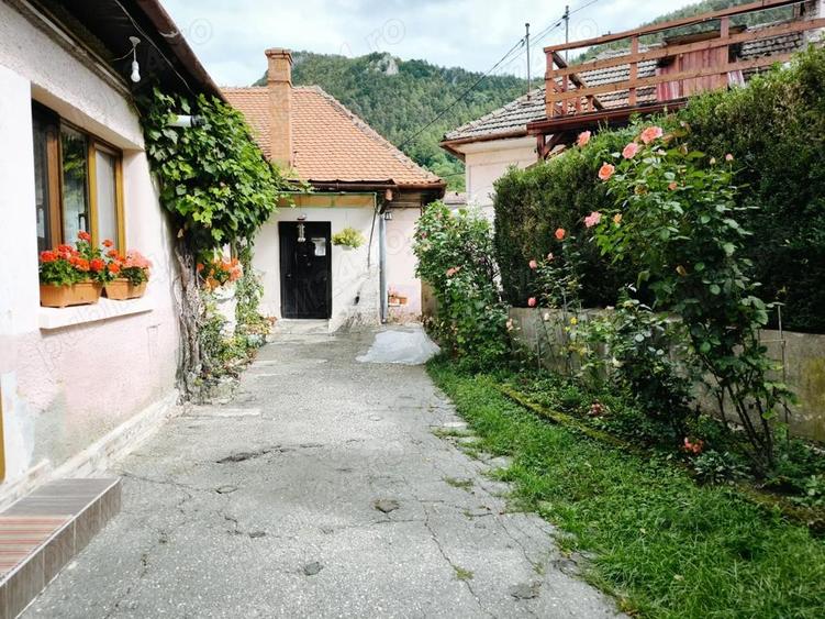 Apartament cu 3 camere decomandat în Schei