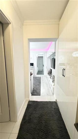 Apartament cu 4 camere semidecomandat, mobilat în Tomis Nord