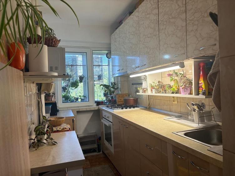 Apartament cu 3 camere semidecomandat, mobilat în Brâncoveanu
