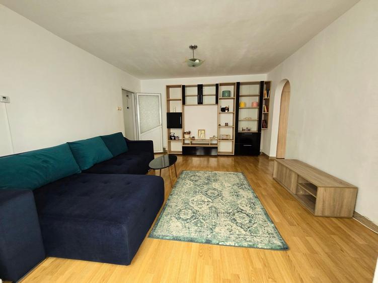 Apartament cu 3 camere semidecomandat, mobilat în Micro 4