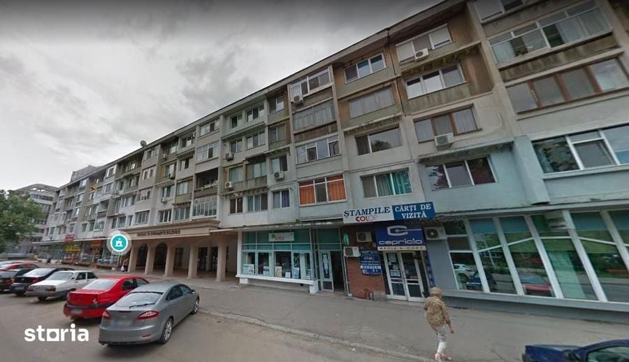 Apartament cu 3 camere semidecomandat în Independenței