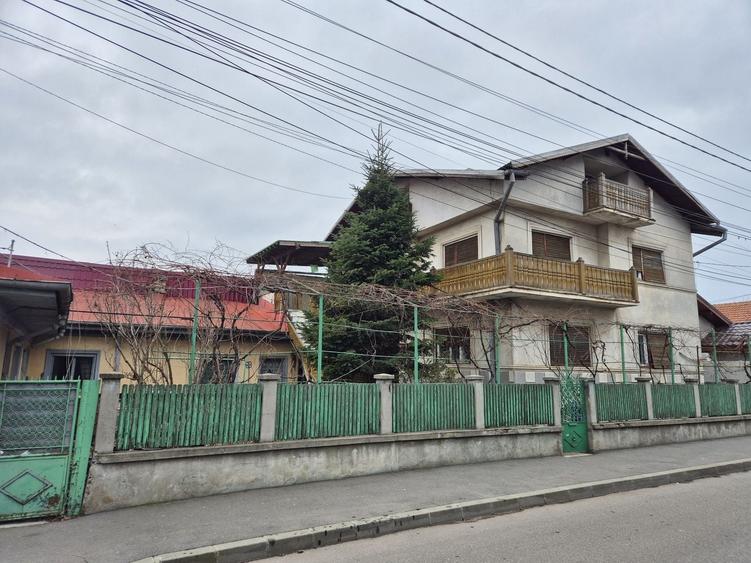 Casă individuală cu 7 camere cu Canalizare în Andronache