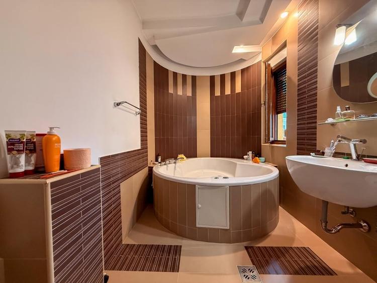 Casă individuală cu 6 camere cu Canalizare în Ultracentral