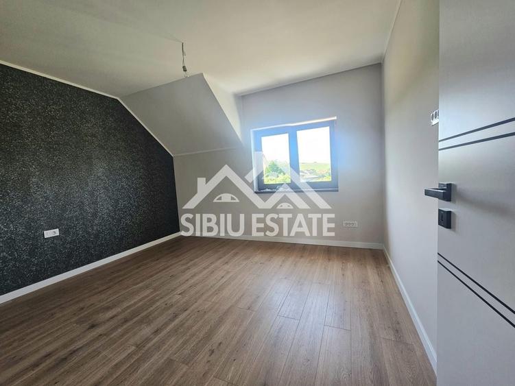 Duplex cu 4 camere cu Canalizare în Șura Mare
