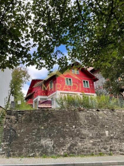 Casă individuală cu 7 camere cu Canalizare în Central