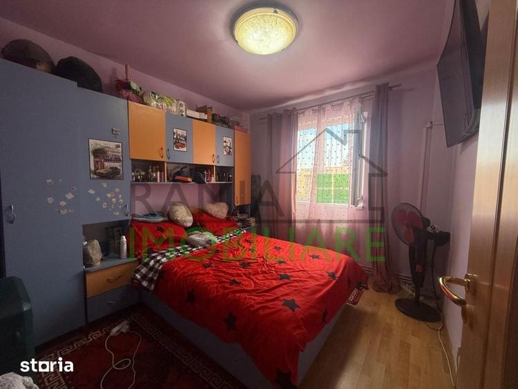 Apartament cu 3 camere semidecomandat, mobilat în Florilor