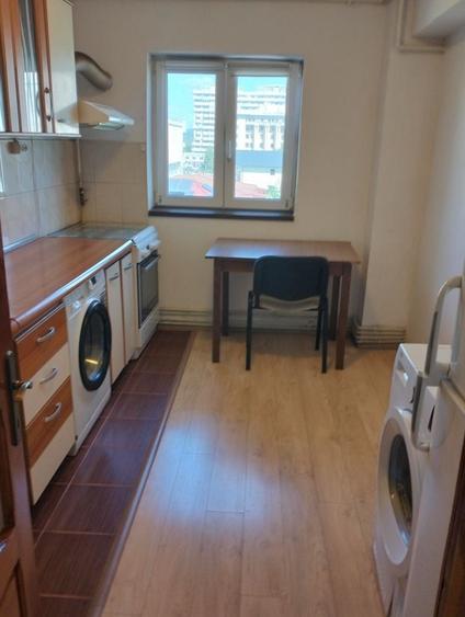 Apartament cu 3 camere decomandat în Micro 11