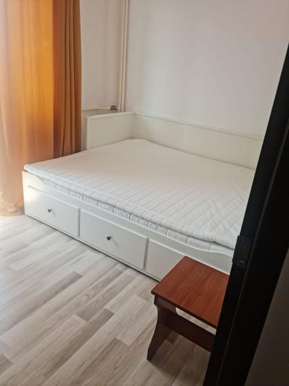 Apartament cu 2 camere semidecomandat, mobilat în P-ța Victoriei