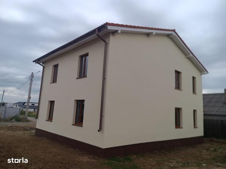 Casă cu 4 camere în Lazu