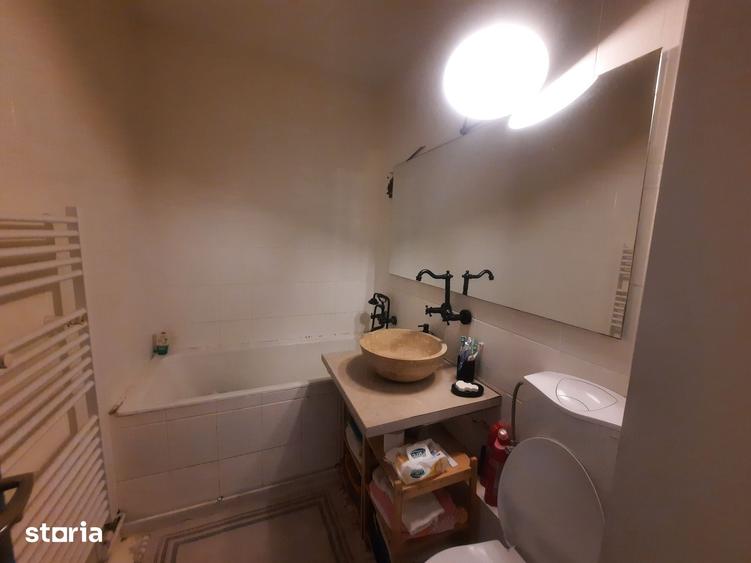Apartament cu 3 camere semidecomandat în Central