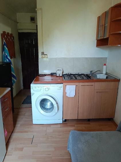 Garsonieră decomandată în Girocului