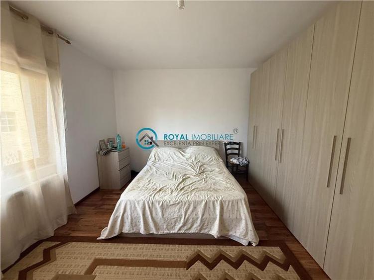 Casă individuală cu 5 camere cu Teren 3700 Mp în Central