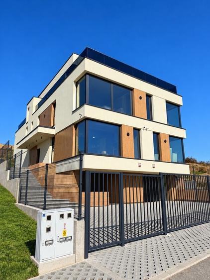 Casă cu 4 camere în Exterior Vest