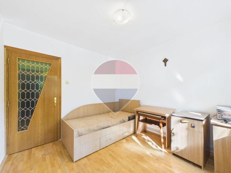Apartament cu 3 camere decomandat, mobilat în Titan