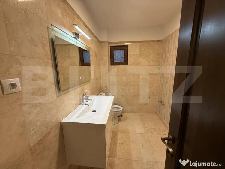 Casă cu 7 camere cu Teren 3173 Mp în Central