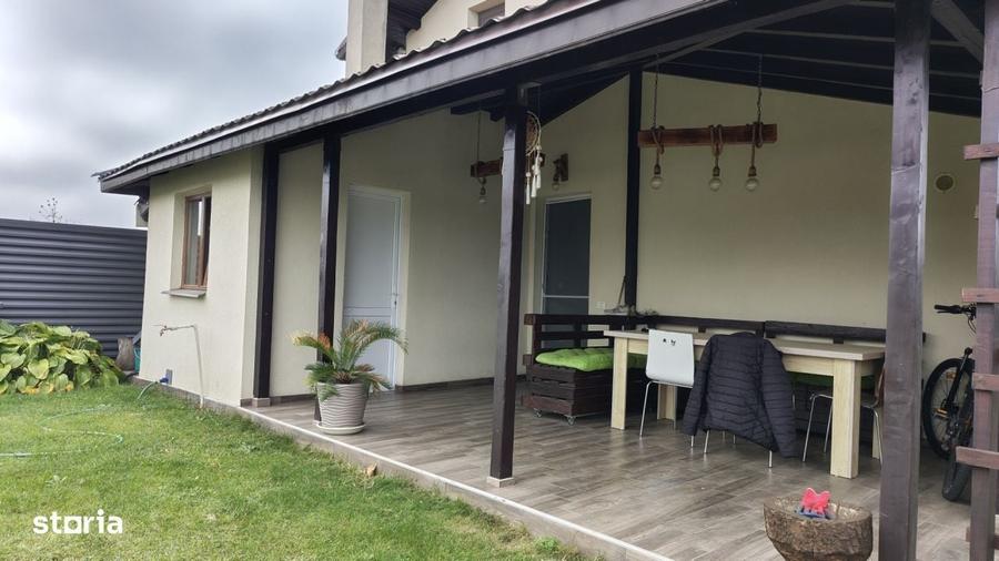 Casă cu 4 camere în Izvoru