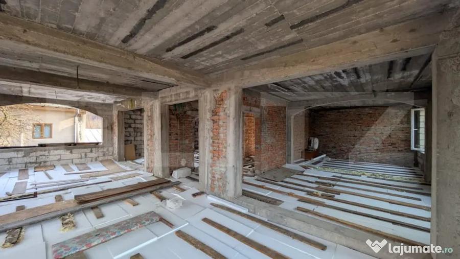 Casă cu 7 camere cu Teren 1656 Mp în Central