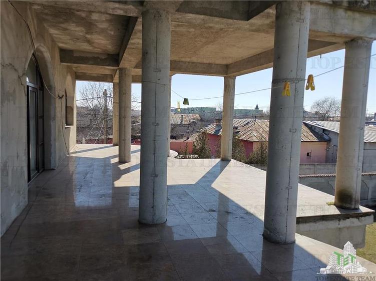 Casă cu 8 camere cu Canalizare în 1 Decembrie