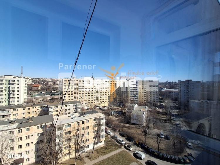 Apartament cu 3 camere semidecomandat în Alexandru cel Bun