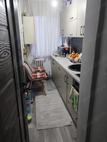 Apartament cu 3 camere semidecomandat în Craiovița Nouă