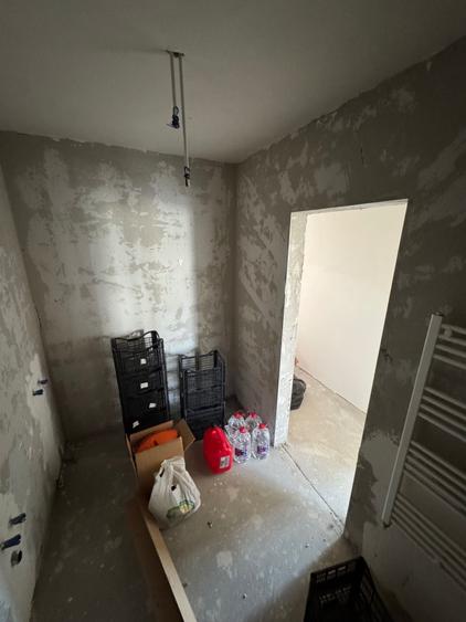 Apartament cu 3 camere semidecomandat în Florești