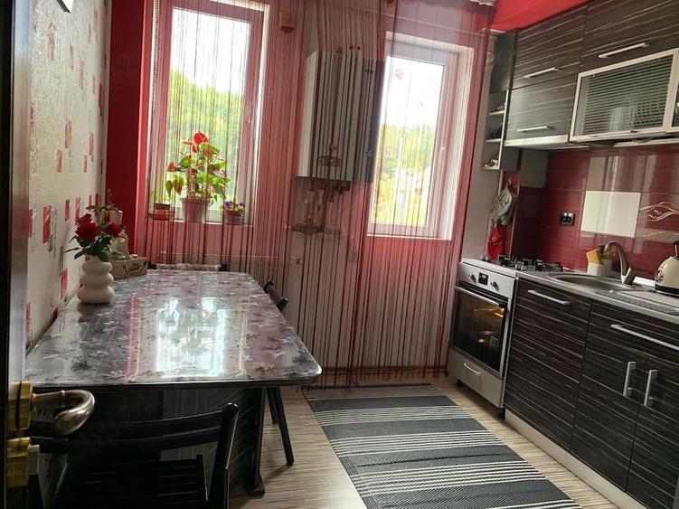 Apartament cu 3 camere decomandat în Găvana