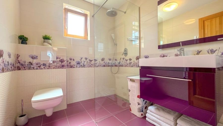 Casă individuală cu 5 camere cu Teren 360 Mp în Exterior Est